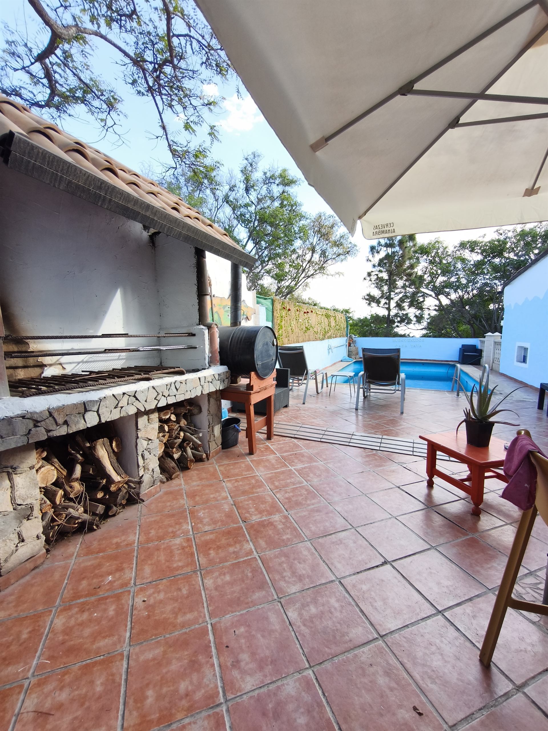 Patio con BBQ e piscina