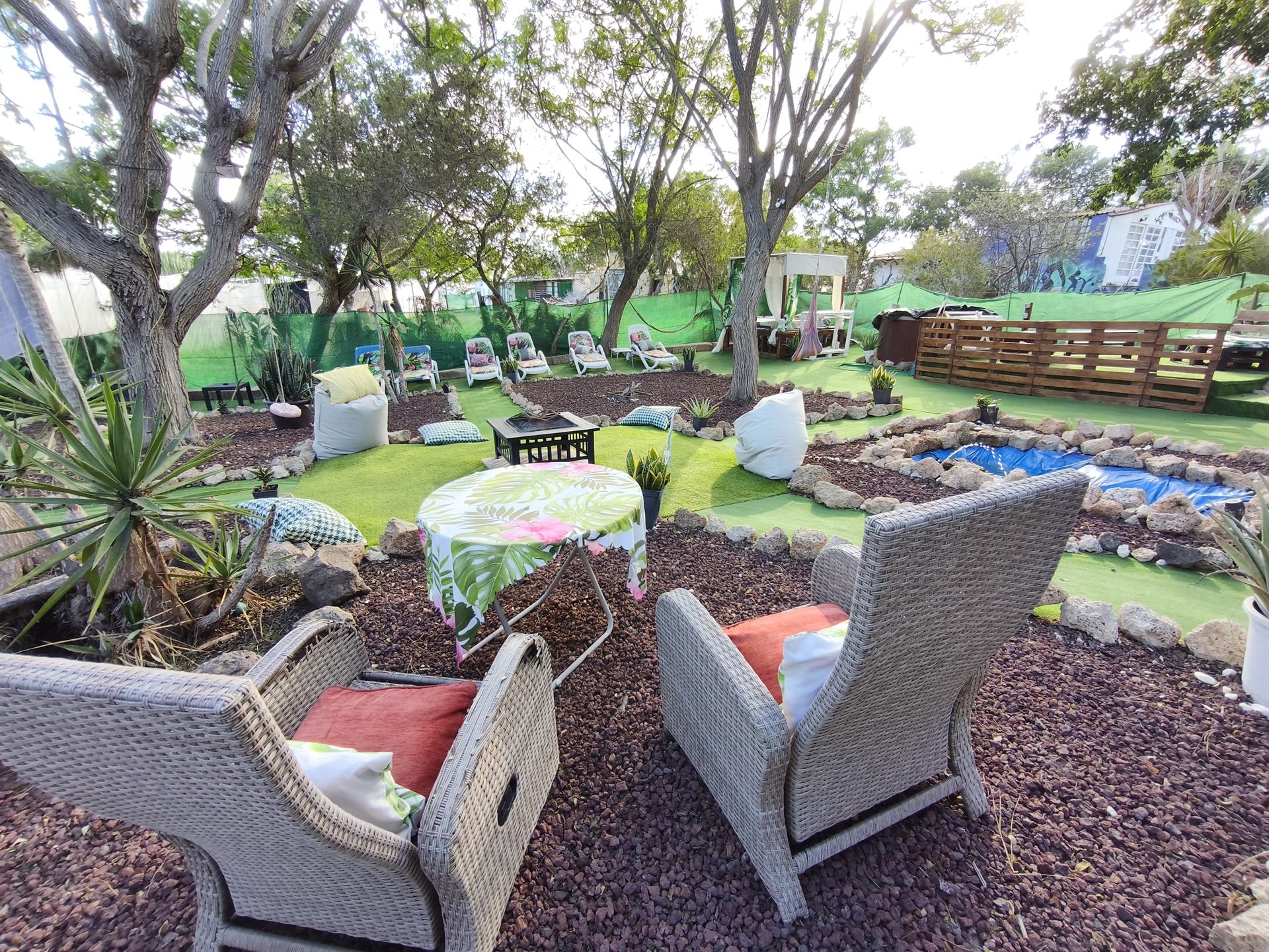 Giardino con poltrone lounge