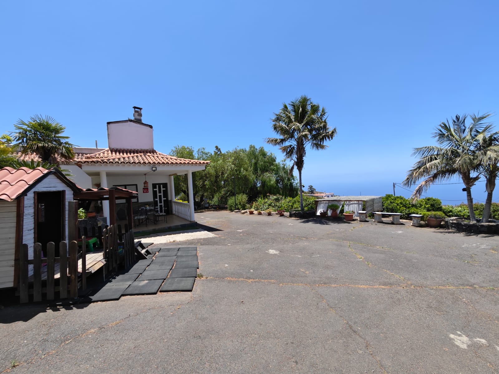Casa principale con palme e vista mare