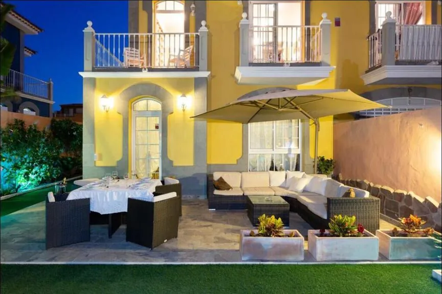 Villa Lady Luxury - facade and outdoor dining area