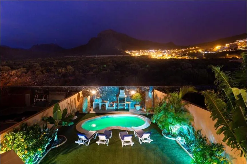 Villa Lady Luxury - pool and evening view over the coast