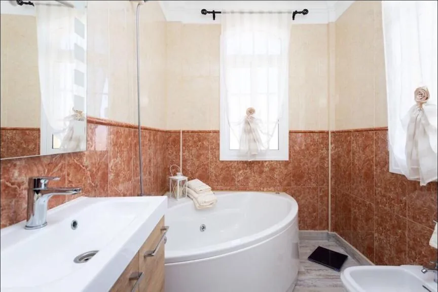 Villa Lady Luxury - bathroom with bathtub