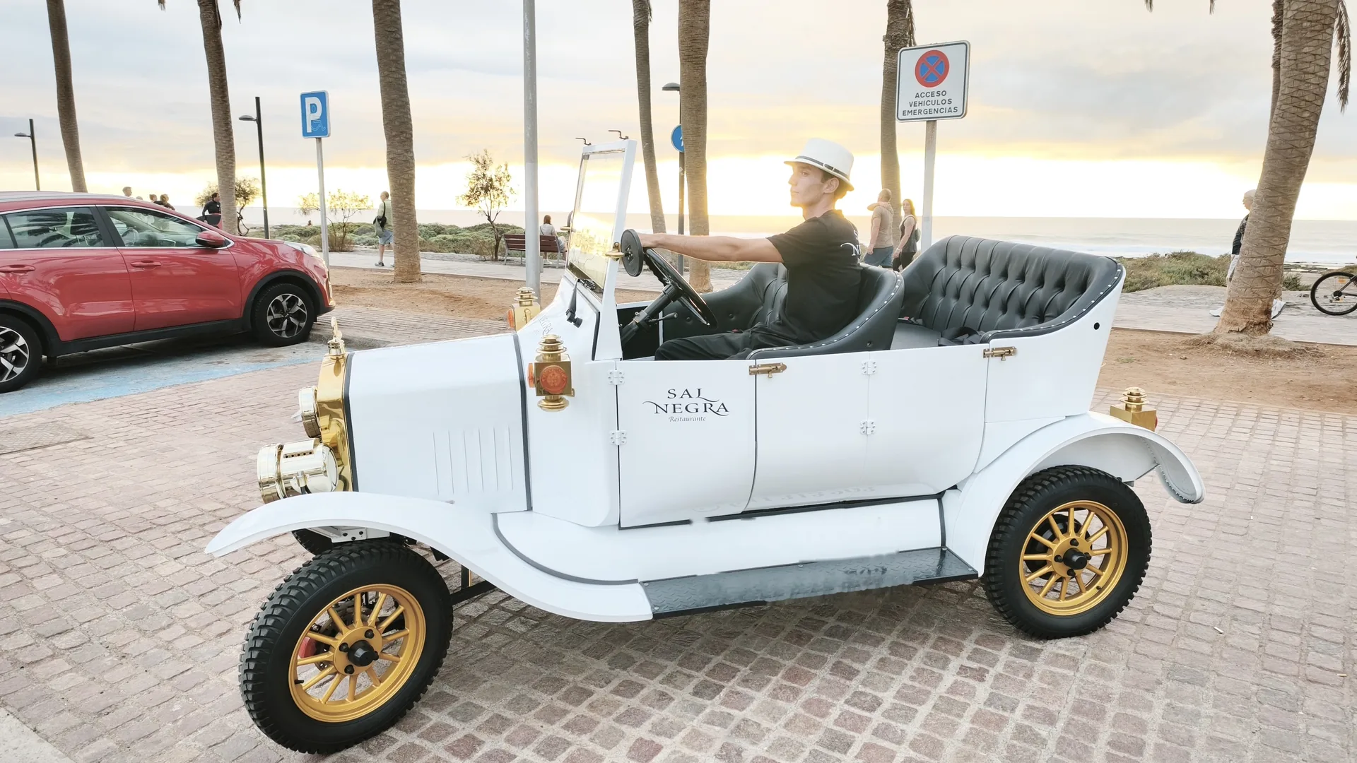 Vintage Car al atardecer, experiencia Momentos Sal Negra en Tenerife