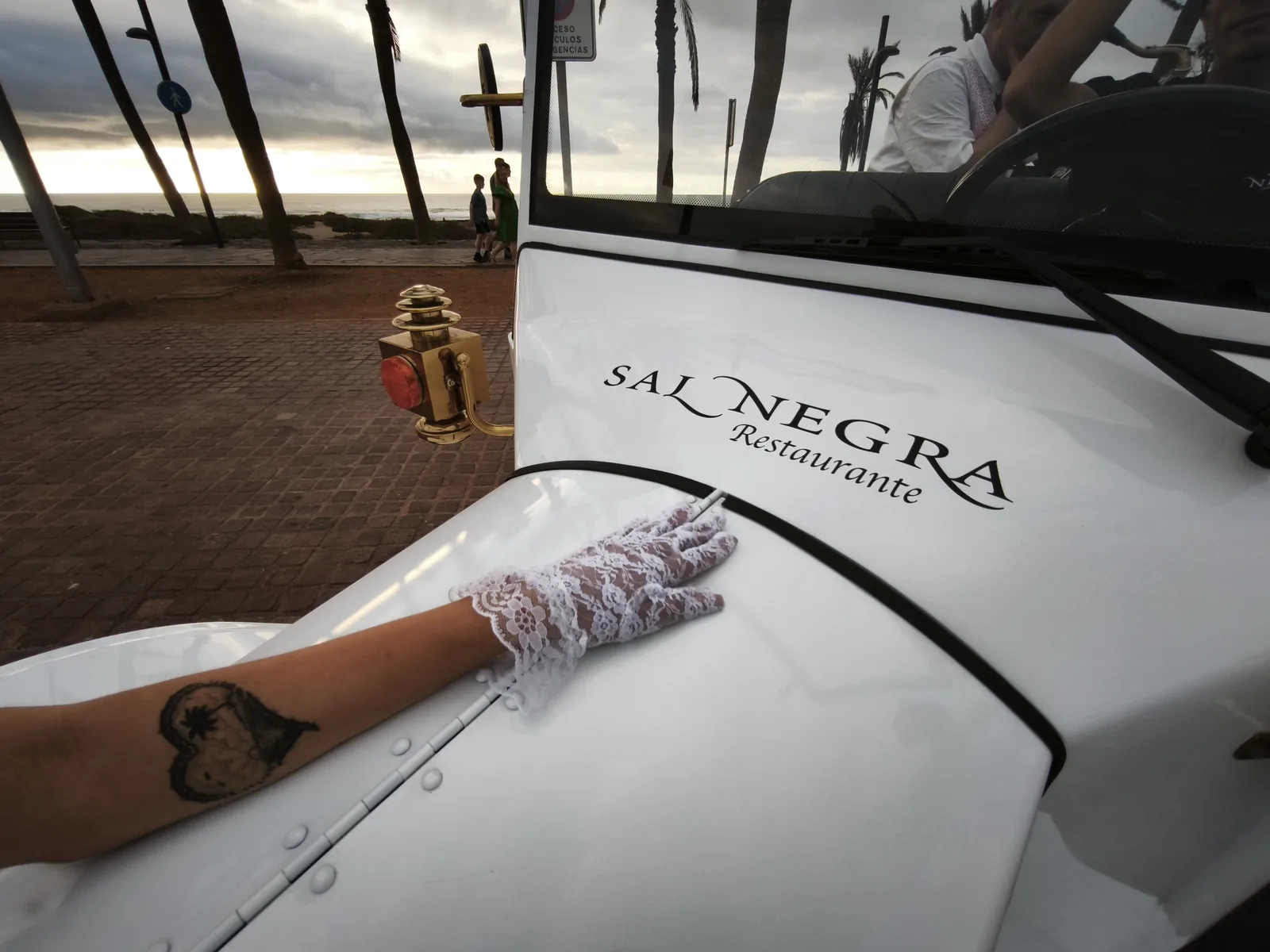 Detalle de la Vintage Car con el logo