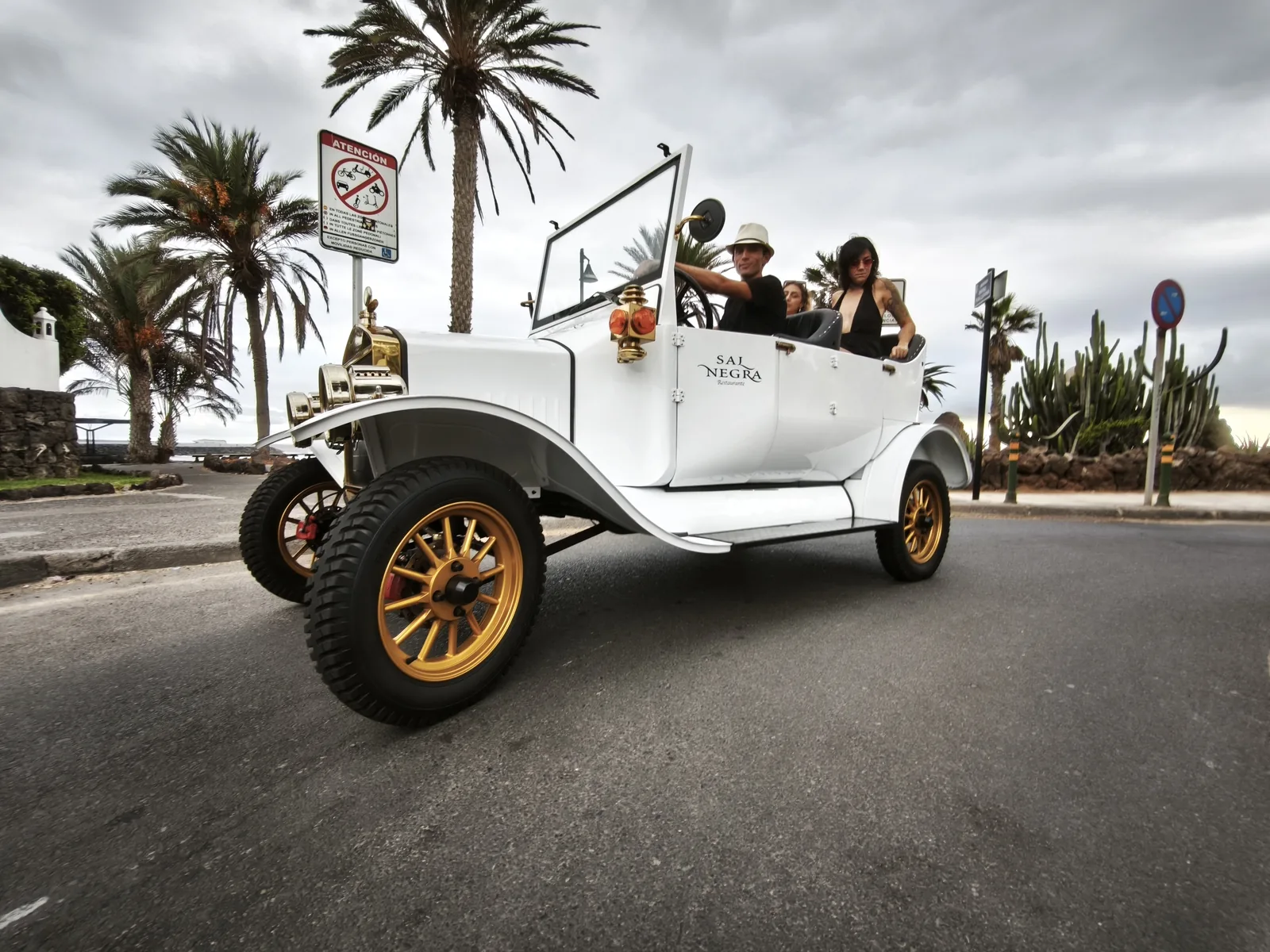 La Vintage Car en movimiento por la costa